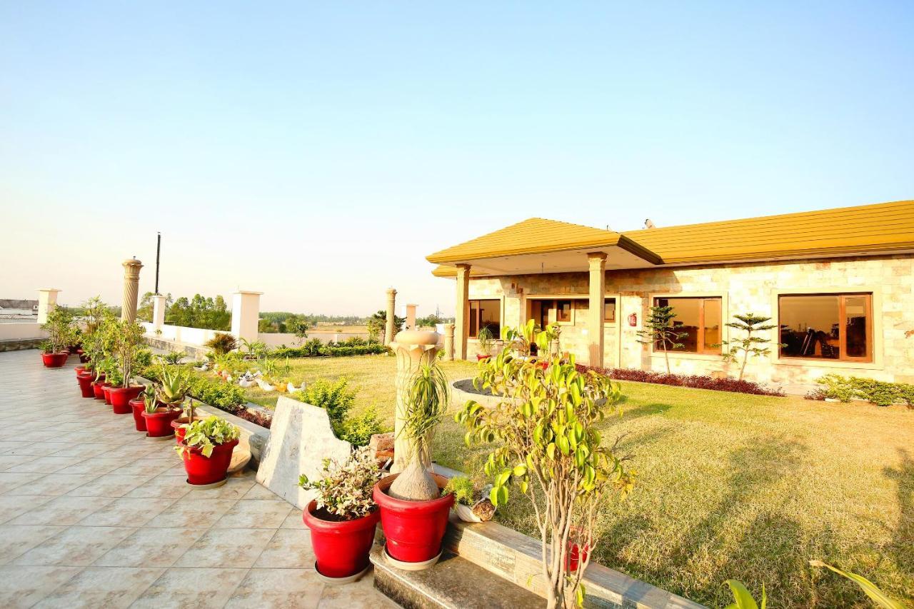Oyo Flagship Armaan Resort Shāhpur Esterno foto
